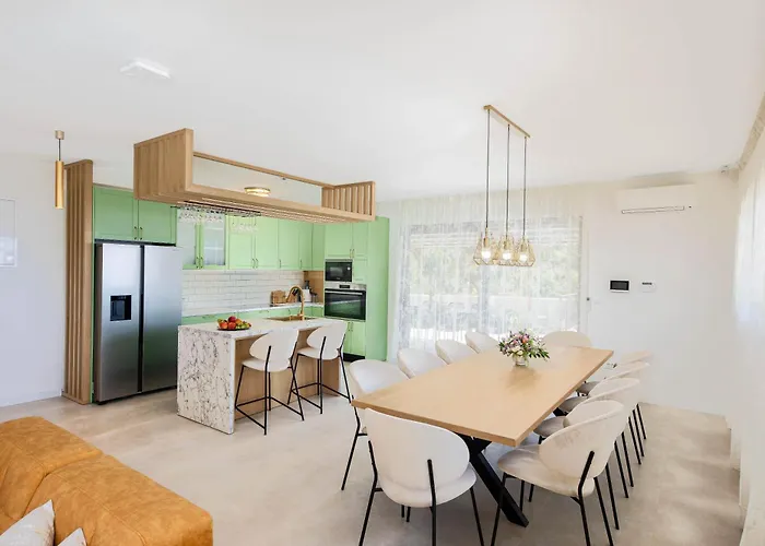 Rivendell Excelsior - Casino, Cinema, Tennis Villa *